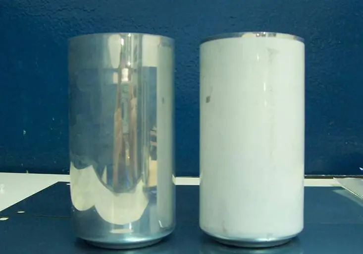 Aplicación de capa base blanca en la fabricación de latas de aluminio antes de la impresión