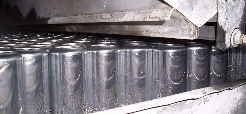 Proceso de desengrasado y limpieza en la fabricación de latas de aluminio para eliminar lubricantes y residuos
