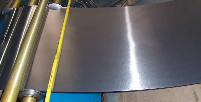 Aplicación de lubricante sobre la lámina de aluminio en el proceso de fabricación de latas de aluminio