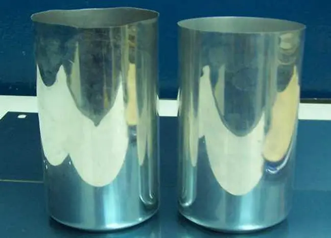 Proceso de recorte del borde superior en la fabricación de latas de aluminio