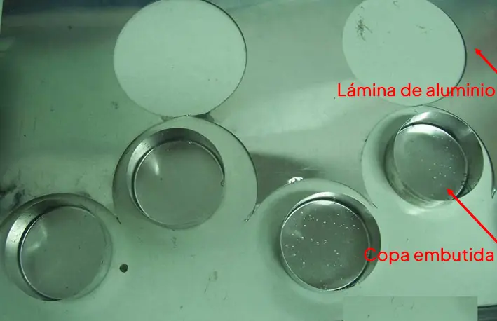 Troquelado y embutición de discos de aluminio para formar el vaso en la fabricación de latas