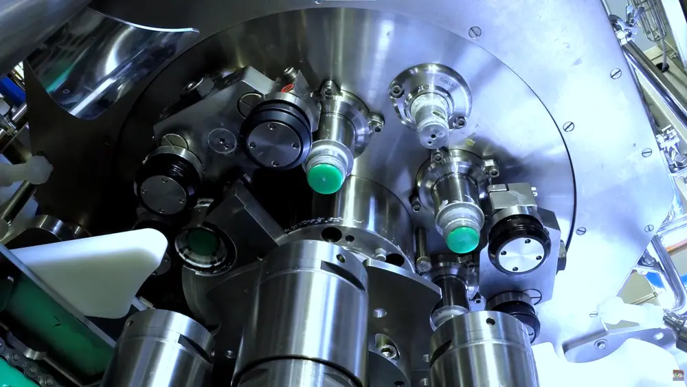 Máquina engargoladora rotativa de alta velocidad con múltiples cabezales utilizada para sellar latas metálicas en líneas de envasado