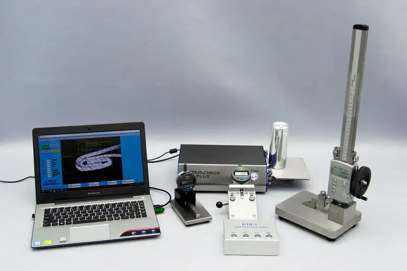 proyector de medición de doble cierre analizando la sección transversal de una lata de bebida con sistema de cámara